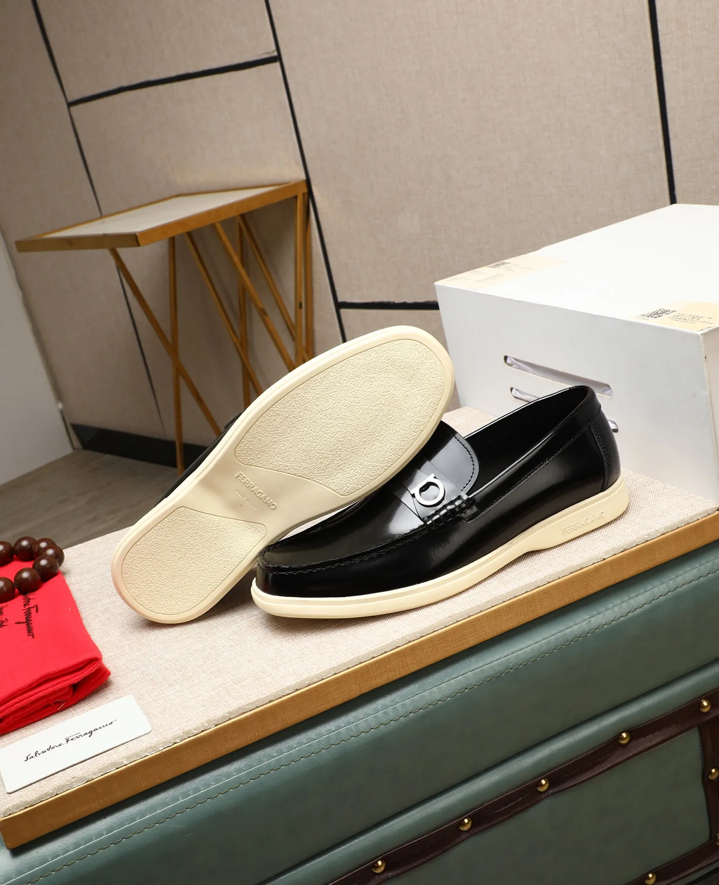 Men's shoes 💰580 📛📛(water-dyed cow lining) Salvatore Ferragamo high-end (Salvatore Ferragamo) is the top international luxury footwear brand. It comes from the fashion kingdom of Italy. It is famous all over the world for its traditional handmade design and novel styles... 🚶🏻🚶🏻New suit shoes are available simultaneously at the counter. This style is purely handmade. The fabric is imported Italian calfskin➕Soft water-dyed cowhide lining. Original authentic outsole🌀🌀Size: 38➖44 (45 46 customized)